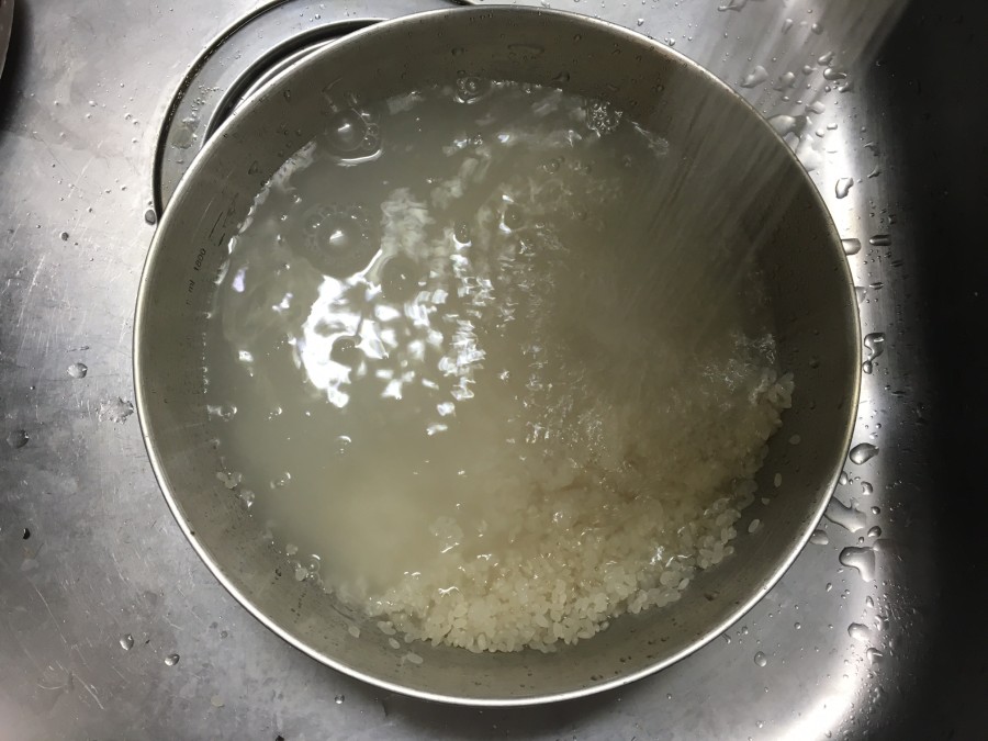 ストウブ　炊飯　お米を洗う