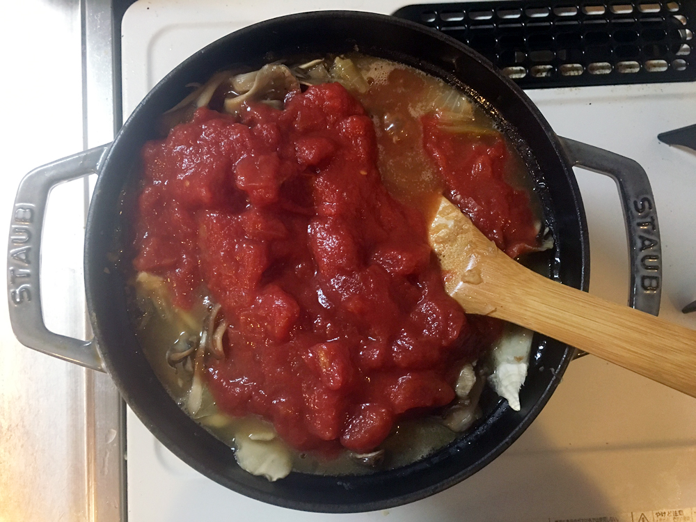 ストウブ　無水カレー　トマト缶を入れる